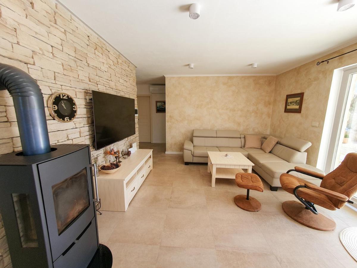 Villa Alara - Charming Villa With Heated Swimming Pool Milohnici Exterior photo